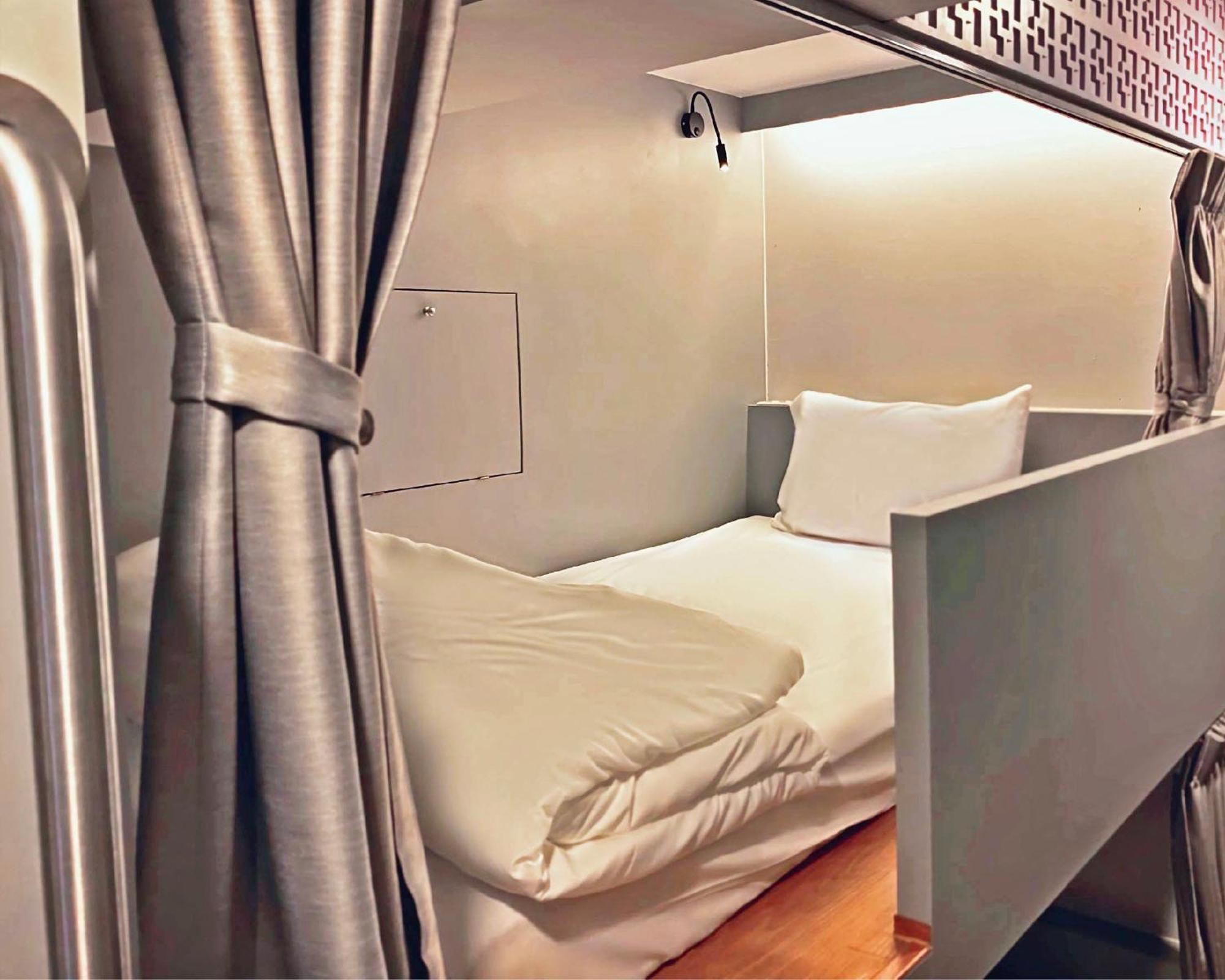 Capzule Bed Phuket Hostel Exterior photo